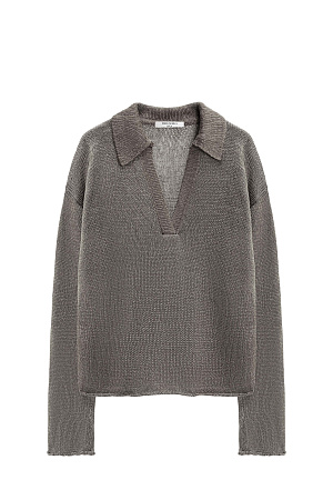 серый Трикотажный джемпер из 100% льна с воротником поло. Модель свободного силуэта, со спущенной линией плеча, длинными рукавами, V-образным вырезом горловины и валиками по нижнему краю изделия.