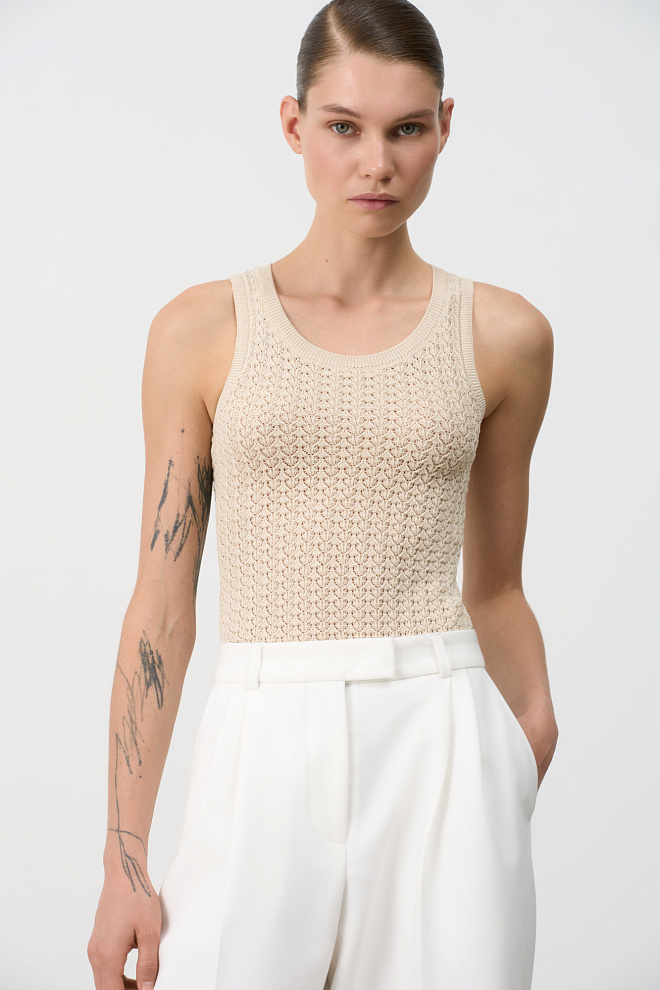 Трикотажный топ с ажурным рисунком