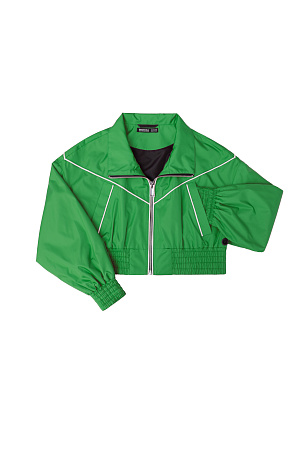 зеленый Укороченный детский бомбер в спортивном стиле с карманами по бокам и голубым кантом. Манжеты и низ изделия на эластичной ленте. Подклад с элементами из сетчатой ткани по бокам. Дополнить образ можно шортами в том же стиле.