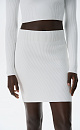 Трикотажная юбка длины мини из вискозы. Модель приталенного силуэта с эластичным поясом на резинке.