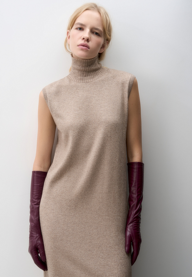 Трикотажное платье макси с высоким воротником