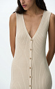Трикотажное платье-жилет длины миди из вискозы. Модель приталенного силуэта, без рукавов, глубоким V-образным вырезом и застежкой на пуговицы по всей длине. Изделие выполнено в рубчик.