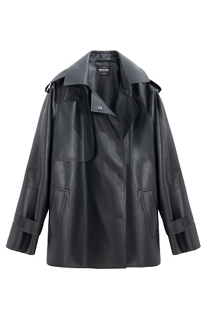 черный Тренч из двусторонней экокожи. Модель прямого кроя с широким отложным воротником и кокеткой. Изделие декорировано патами на плечах и манжетах рукавов. Два боковых кармана. Застежка на кнопки. 