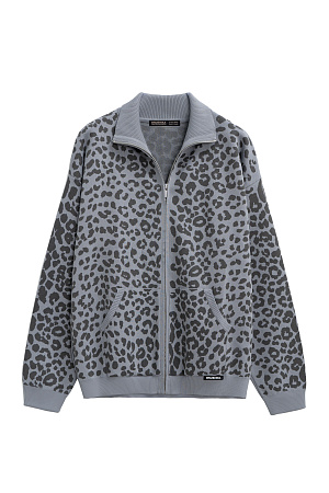 серый Трикотажный бомбер из вискозы с анималистичным принтом, имитирующим пятна леопарда. Модель свободного кроя, со спущенной линией плеч, воротником-стойкой и двумя боковыми карманами. Застежка на молнию. Края изделия выполнены в рубчик.