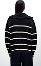 Трикотажный джемпер из 100% хлопка в полоску. Модель свободного силуэта со спущенной линией плеча и воротником-стойкой на молнии.
