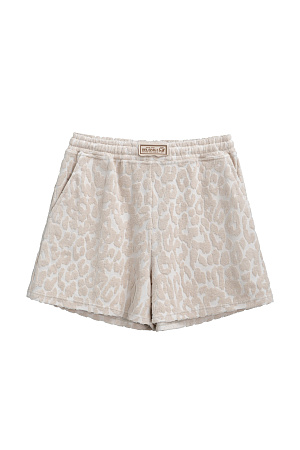 бежевый Шорты из махрового трикотажа. Модель свободного силуэта с эластичным поясом на кулиске и брендированным ярлыком. Дополнить образ можно футболкой в таком же стиле.