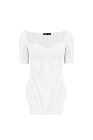 белый Трикотажный удлиненный топ из вискозы. Модель с вывязанным декольте и короткими рукавами.