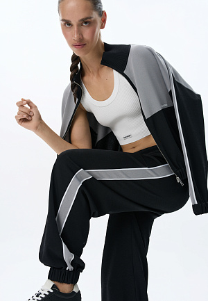 белый Трикотажный короткий топ из вискозы. Модель по фигуре, без рукавов и U-вырезом головины. Изделие выполнено в рубчик и декорирован брендированным жаккардом спереди.