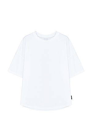 белый Oversize футболка из хлопка. Модель свободного силуэта со спущенной линией плеч, круглым вырезом горловины и арочным низом.