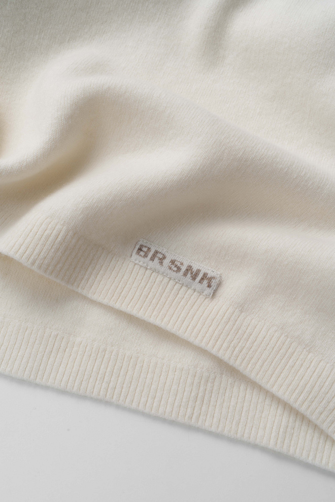 Джемпер с вырезом на спине