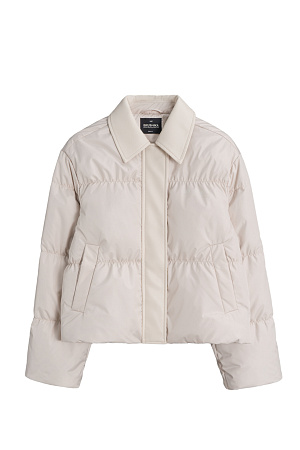 молочный Стеганый пуховик с отложным воротником из экокожи. Модель свободного силуэта со спущенной линией плеч и боковыми карманами. Застежка на молнию и магнитные кнопки под вертикальной планкой из экокожи. Логотип на груди. Изделие выполнено на подкладке.