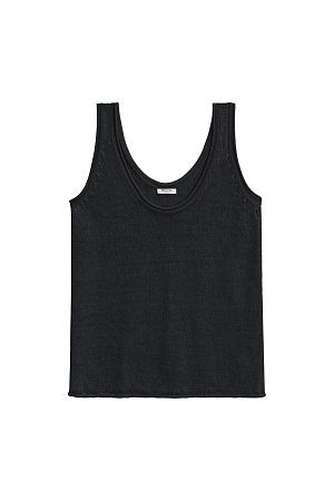 черный Трикотажный топ из 100% льна. Модель прямого кроя, на широких бретелях, с глубокой проймой и U-образным вырезом горловины. Края изделия выполнены в рубчик.