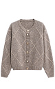 Трикотажный кардиган с узором аргайл из шерсти яка с добавлением люрекса. Модель свободного силуэта со спущенной линией плеч, круглым вырезом горловины и застежкой на крупные пуговицы. Края изделия выполнены в рубчик.