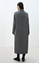 Двубортное шерстяное пальто свободного силуэта с английским воротником, боковыми карманами и застежкой на пуговицы. При изготовлении изделия была использована технология Double Face - обе стороны ткани можно использовать в качестве лицевой, швы внутри пальто выполняются вручную, чтобы избежать видимых строчек на лицевой стороне и сохранить элегантный вид.