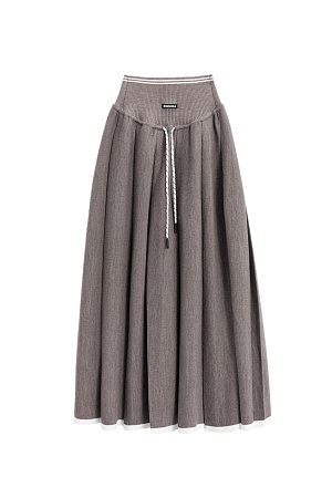 бежевый Трикотажная юбка плиссе длины миди из шерсти. Модель А-силуэта с широкими складками на кокетке дополненной шнурком. Кокетка выполнена в рубчик и декорирована лампасом контрастного цвета и брендированным ярлыком спереди.