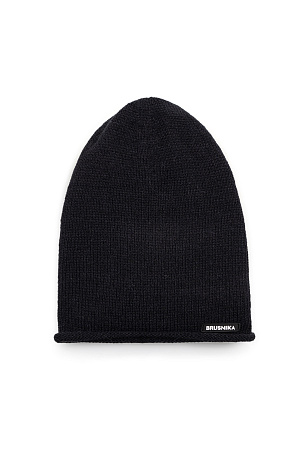 черный Трикотажная шапка из шерсти альпака с брендированным ярлыком и отворотом. Дополнить образ можно шарфом.