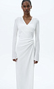 Трикотажное платье длины миди из тонкой вискозы. Модель приталенного силуэта на запах, с V-образным вырезом горловины, длинными расклешенными рукавами и кулиской на талии. 