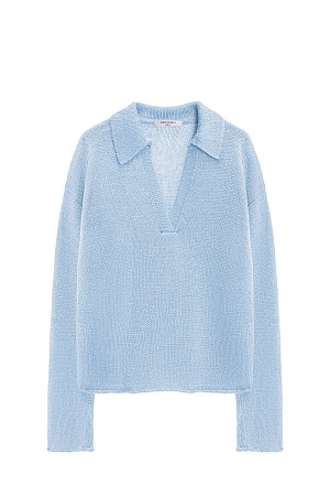 голубой Трикотажный джемпер из 100% льна с воротником поло. Модель свободного силуэта, со спущенной линией плеча, длинными рукавами, V-образным вырезом горловины и валиками по нижнему краю изделия.