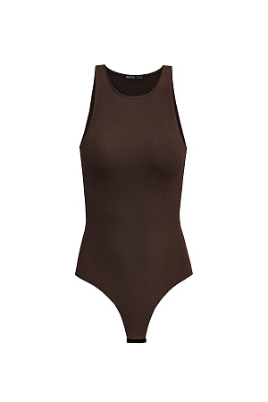 коричневый Трикотажное боди из вискозы. Модель приталенного силуэта без рукавов, с широкими лямками, круглым вырезом горловины и глубокой проймой. Застежка на бельевые крючки.