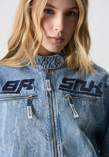 Джинсовая куртка с декоративными элементами