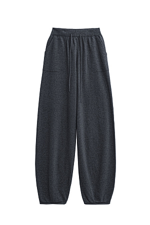 графит Трикотажные брюки-бананы из кашемира и шерсти. Модель с эластичным поясом, дополненным кулиской, большими накладными карманами и валиками-манжетами.