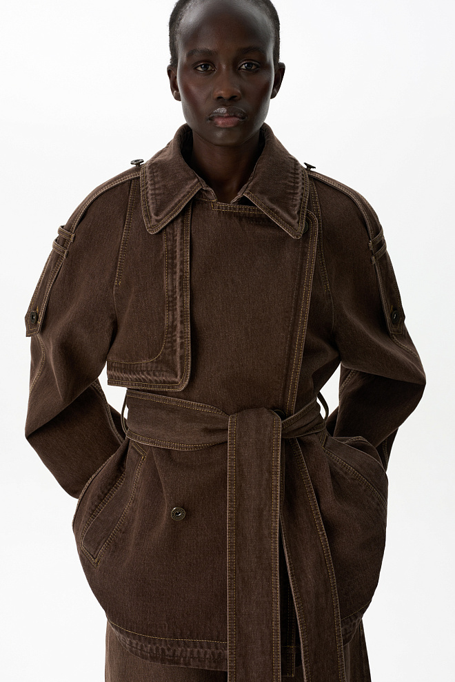 Джинсовый тренч с кокеткой и патами