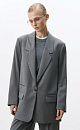 Классический жакет с накладными карманами, подплечниками, разрезами по бокам и удлиненной спинкой. Длинные рукава на манжетах без пуговиц. Застежка на пуговицу.