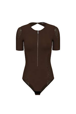 коричневый Трикотажное боди из вискозы. Модель с короткими рукавами, застежкой на молнию спереди и вырезом на спине. При изготовлении изделия используется комбинированная вязка: гладью в мелкий рубчик и сетку. Застежка на бельевые крючки.