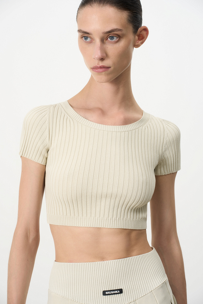 Короткий трикотажный топ в рубчик