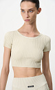 Короткий трикотажный топ из вискозы в рубчик. Модель приталенного силуэта с короткими рукавами и круглым вырезом горловины. Дополнить образ можно юбкой плиссе.