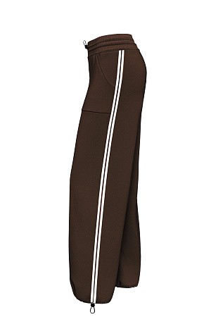 коричневый Спортивные брюки из вискозы с лампасами. Модель прямого кроя с боковыми карманами, широким поясом в рубчик и кулиской. Манжеты изделия на кулиске.