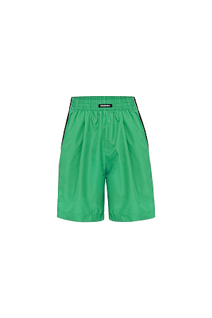 зеленый Детские шорты в спортивном стиле с карманами по бокам, белым кантом и широким лампасом. Пояс на эластичной ленте с брендированным ярлыком. Дополнить образ можно бомбером или курткой в том же стиле.