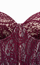 Корсет из тонкого кружева на контрастной подкладке с чашечками и шнуровкой по спинке. Дополнить образ можно юбкой в таком же стиле.