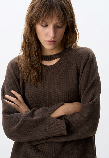 Джемпер с акцентным вырезом