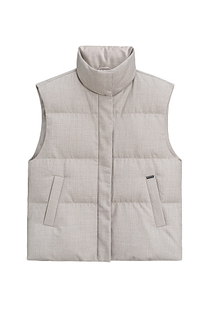 бежевый Жилет на пуху с воротником-стойкой. Верх изделия выполнен из смесовой шерсти. Модель свободного силуэта с двумя боковыми карманами. Застежка на молнию и кнопки под планкой. На подкладке. 