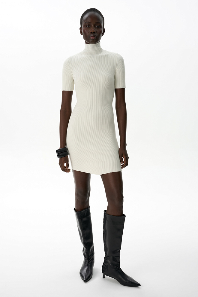 Трикотажное платье мини в рубчик