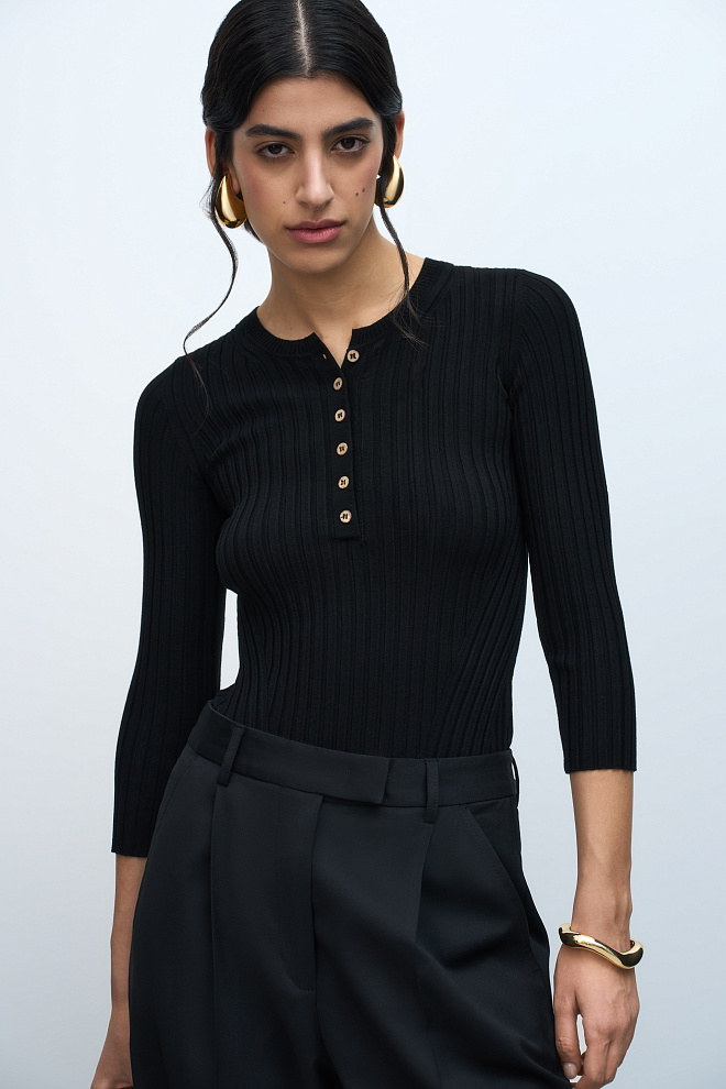 Топ в широкий рубчик с V-образным вырезом