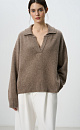 Трикотажный джемпер из смесовой шерсти с добавлением пуха лисы. Модель со спущенной линией плеча и отложным воротником с V-образным вырезом. Воротник, манжеты рукавов и низ изделия выполнены в рубчик.