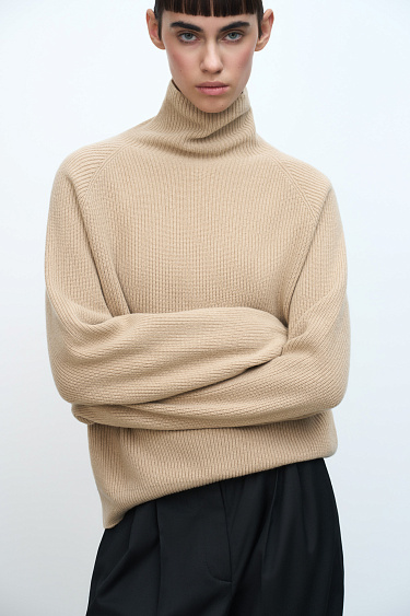 Трикотажный джемпер с воротником-стойкой 