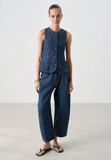 Приталенный джинсовый жилет