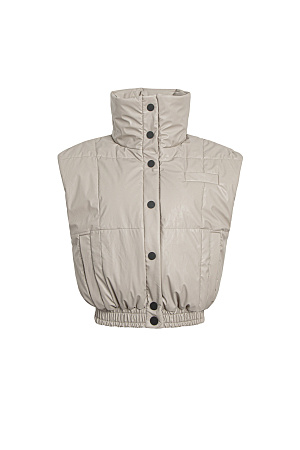 бежевый Жилет из экокожи. Модель приталенного силуэта с воротником-стойкой и боковыми карманами. Низ изделия на резинке, застежка на кнопки.