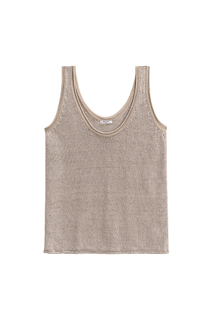 бежевый Трикотажный топ из 100% льна. Модель прямого кроя, на широких бретелях, с глубокой проймой и U-образным вырезом горловины. Края изделия выполнены в рубчик.