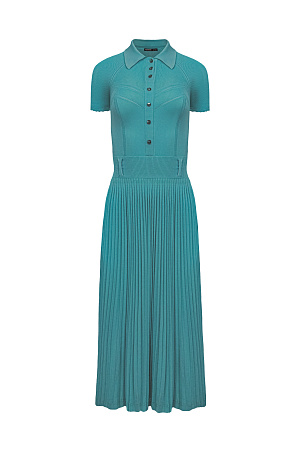 бирюзовый Трикотажное платье миди длины с плиссированной юбкой. Отложной воротник поло и планка с пуговицами на груди. Пояс-резинка на талии со шлевками под ремень. 