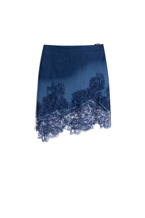 синий Джинсовая юбка длины мини с градиентным принтом. Модель приталенного силуэта с асимметричным низом, декорированным кружевом и пайетками. Застежка на молнию.
