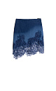 Джинсовая юбка длины мини с градиентным принтом. Модель приталенного силуэта с асимметричным низом, декорированным кружевом и пайетками. Застежка на молнию.