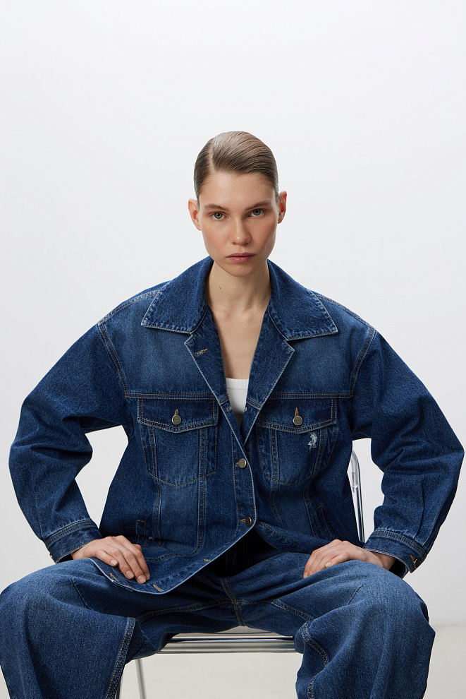 Джинсовый жакет с отложным воротником 
