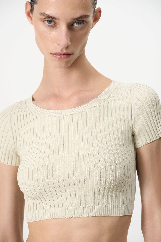 Короткий трикотажный топ в рубчик