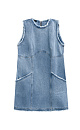Джинсовое платье длины мини из 100% хлопка. Модель прямого кроя, без рукавов, с круглым вырезом горловины и двумя накладными карманами. Изделие с необработанным краем. Застежка на молнию сзади.