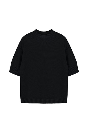 черный Трикотажная футболка из хлопка. Модель свободного силуэта со спущенной линией плеча, коротким рукавом и круглым вырезом горловины. Воротник, манжеты рукавов и низ изделия выполнены в широкий рубчик.