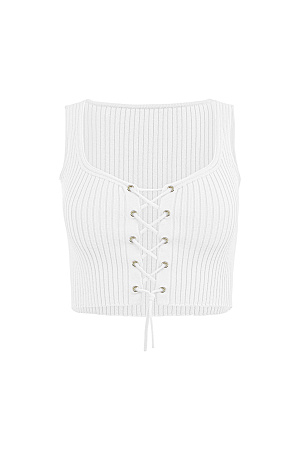 белый Короткий трикотажный топ из вискозы. Модель приталенного силуэта, без рукавов, на широких бретельках, с люверсами и шнуровкой на груди. Дополнить образ можно юбкой в таком же стиле.